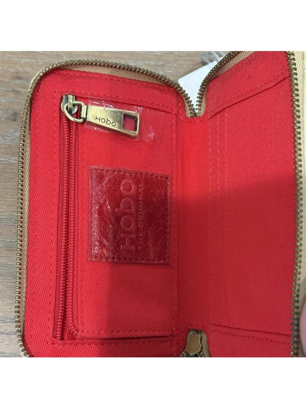 NWT HOBO INTERNATIONAL biege textured leather zip up wallet wristlet